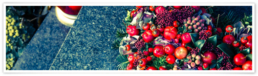 Farbiger Grabschmuck mit Beeren